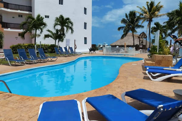 Alberca exterior con área de camastros en el Hotel Imperial Las Perlas