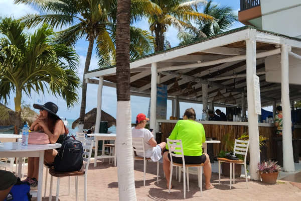 Bar de la alberca ofreciendo cócteles y bebidas tropicales a los huéspedes