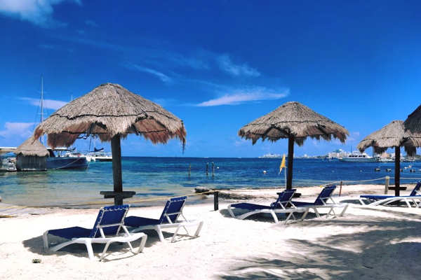 Acceso directo a la playa de arena blanca en Imperial Las Perlas Cancún